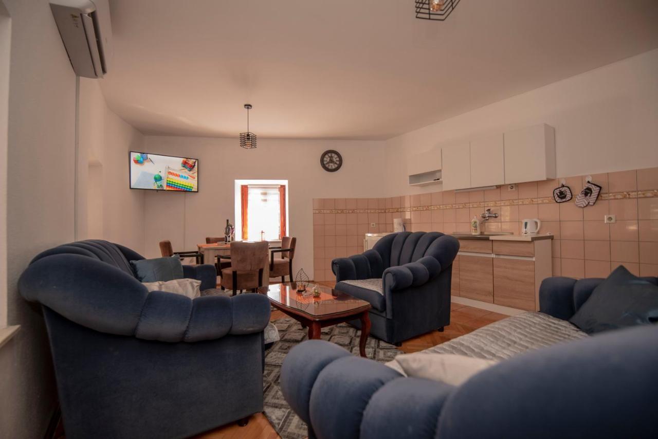 Apartman Nina Stari Grad เทรบินเย ภายนอก รูปภาพ